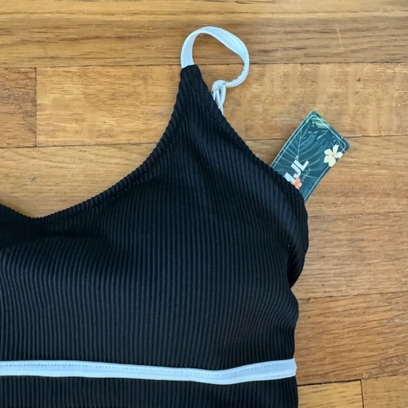 Black and White Sporty Bikini Set - Picture 7 of 8